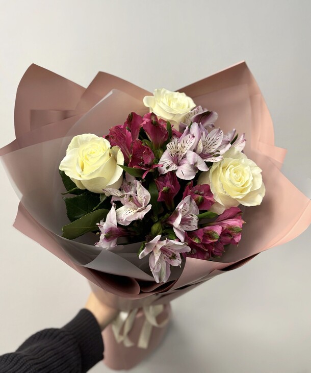 Букет из 3 белых роз эквадор 50 см и 4 альстромерий микс, арт: 3100, артикул F1498917 - 4300 рублей, доставка по городу. Flawery - доставка цветов