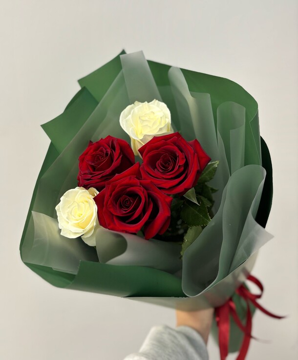 Букет из 5 красно-белых роз и 4 альстромерий микс, арт: 3122, артикул F1498918 - 5350 рублей, доставка по городу. Flawery - доставка цветов
