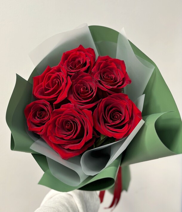 Букет из 7 красных роз эквадор 50 см в упаковке, арт: 3106, артикул F1498920 - 4500 рублей, доставка по городу. Flawery - доставка цветов