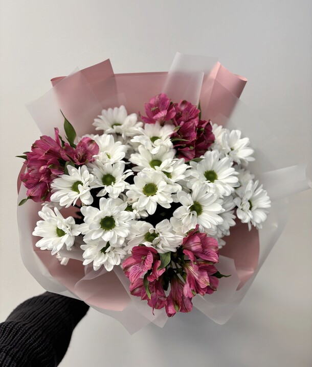 Букет из 4 хризантем и 3 альстромерий микс, арт: 3101, артикул F1498922 - 5500 рублей, доставка по городу. Flawery - доставка цветов