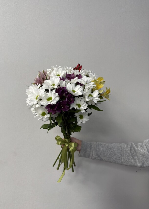 Букет из 5 альстромерий микс и 4 кустовых хризантем, арт: 3123, артикул F1500830 - 6300 рублей, доставка по городу. Flawery - доставка цветов