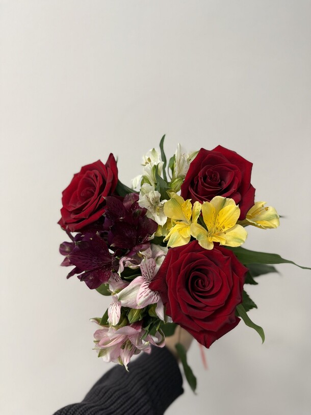 Букет из 4 альстромерий микс и 3 красных роз эквадор 50 см, арт: 3121, артикул F1500831 - 4150 рублей, доставка по городу. Flawery - доставка цветов