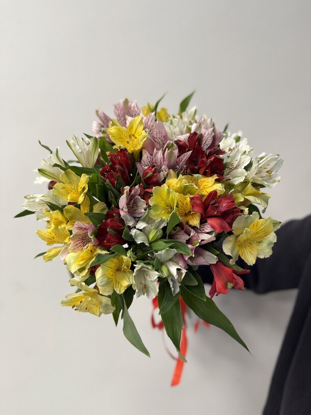 Букет из 19 альстромерий микс под ленту, арт: 3131, артикул F1500836 - 10600 рублей, доставка по городу. Flawery - доставка цветов