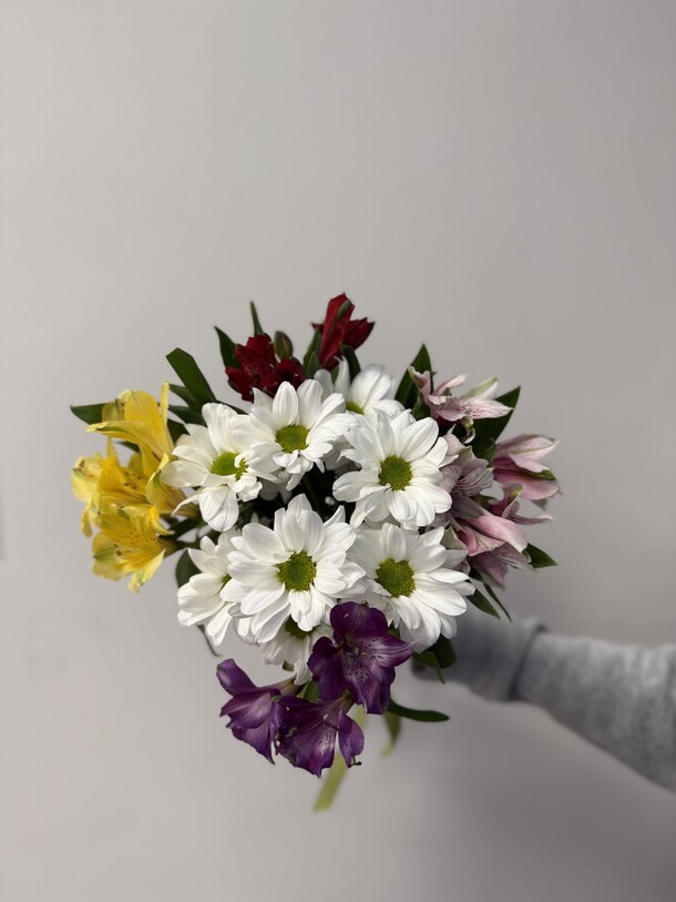 Букет из 1 кустовой хризантемы и 4 альстромерий микс, арт: 3120-1, артикул F1500837 - 3200 рублей, доставка по городу. Flawery - доставка цветов