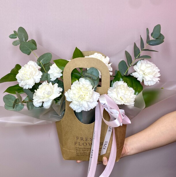 Сумочка с белыми диантусами, артикул F1399287 - 3967 рублей, доставка по городу. Flawery - доставка цветов