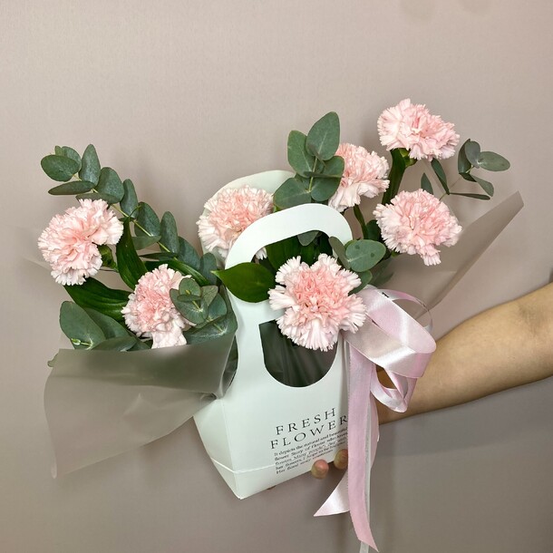 Сумочка с розовыми диантусами, артикул F1399294 - 3967 рублей, доставка по городу. Flawery - доставка цветов