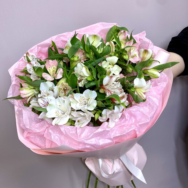 Букет альстромерий в бело розовых тонах, артикул F1399320 - 5289 рублей, доставка по городу. Flawery - доставка цветов