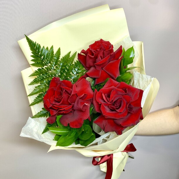 Букет алых роз, артикул F1399655 - 3388 рублей, доставка по городу. Flawery - доставка цветов