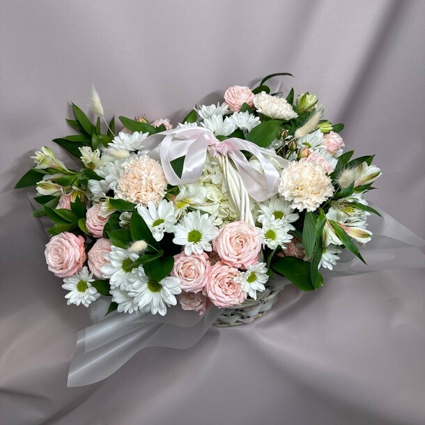 Светлая корзина с цветами, артикул F1410285 - 15538 рублей, доставка по городу. Flawery - доставка цветов