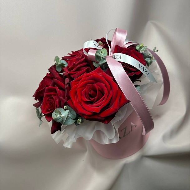 Красные розы в коробке, артикул F1410297 - 8636 рублей, доставка по городу. Flawery - доставка цветов