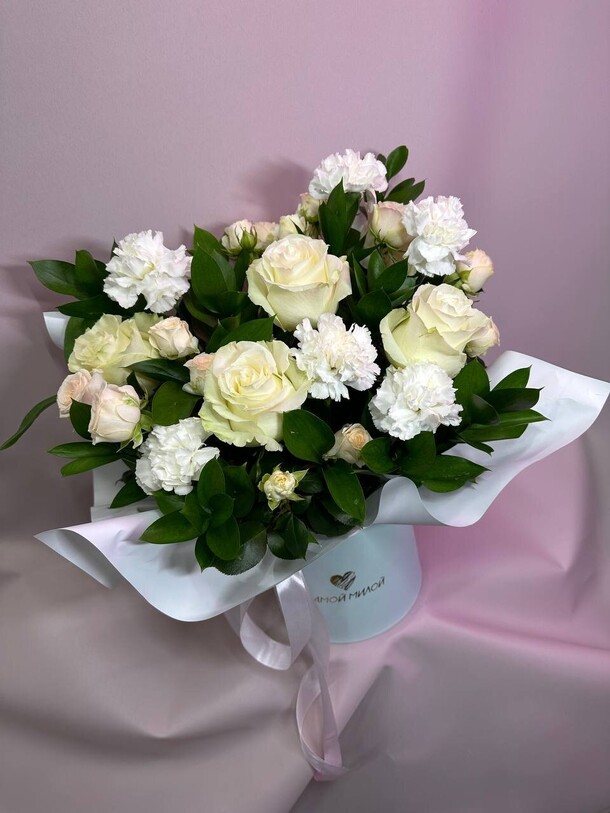 Цветы в голубой коробке, артикул F1410308 - 9257 рублей, доставка по городу. Flawery - доставка цветов