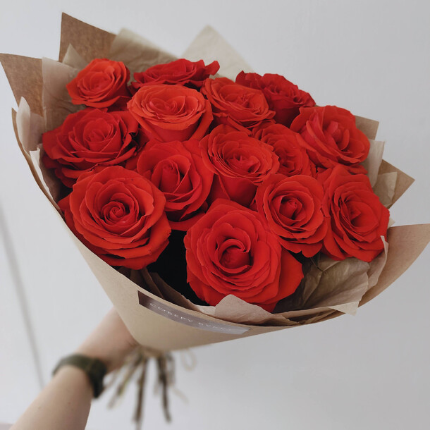 Алые розы в крафте, артикул F1399144 - 6202 рублей, доставка по городу. Flawery - доставка цветов