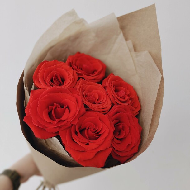 7 красных роз, артикул F1399146 - 3511 рублей, доставка по городу. Flawery - доставка цветов