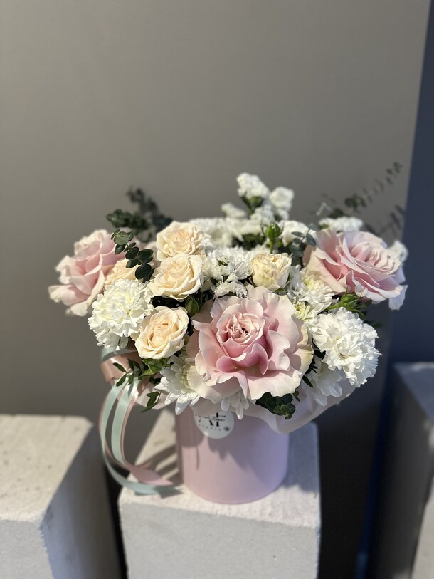 Объемная композиция в шляпной коробке, артикул F1399785 - 5980 рублей, доставка по городу. Flawery - доставка цветов