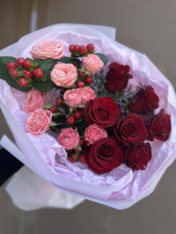 Яркий букет роз, артикул F1399830 - 5250 рублей, доставка по городу. Flawery - доставка цветов