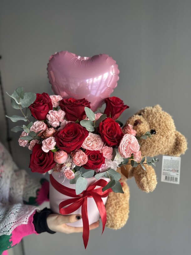 Композиция с розами и медвежонком, артикул F1399853 - 10978 рублей, доставка по городу. Flawery - доставка цветов