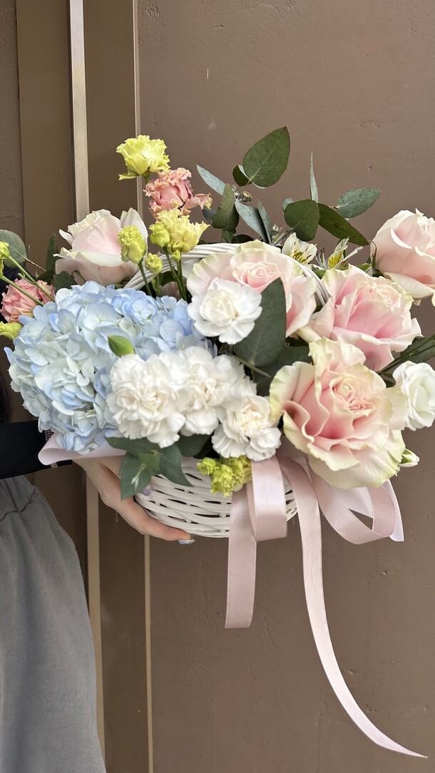 Композиция в корзине 1, артикул F1399879 - 8700 рублей, доставка по городу. Flawery - доставка цветов