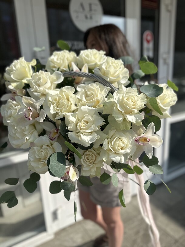 Большая корзина с розами и орхидеями, артикул F1427638 - 12990 рублей, доставка по городу. Flawery - доставка цветов