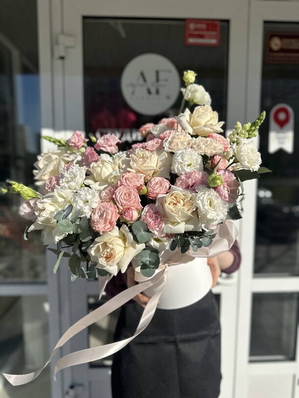 Большая композиция в шляпной коробке, артикул F1436136 - 9980 рублей, доставка по городу. Flawery - доставка цветов