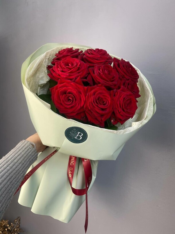 Букет из 9 красных роз в упаковке, артикул F1400224 - 5000 рублей, доставка по городу. Flawery - доставка цветов