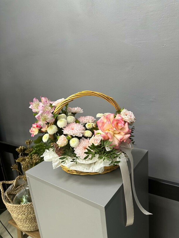 Корзинка с цветами, артикул F1400229 - 4900 рублей, доставка по городу. Flawery - доставка цветов