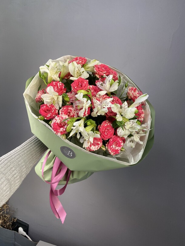 Букет из кустовых роз и альстромерии, артикул F1400235 - 5700 рублей, доставка по городу. Flawery - доставка цветов