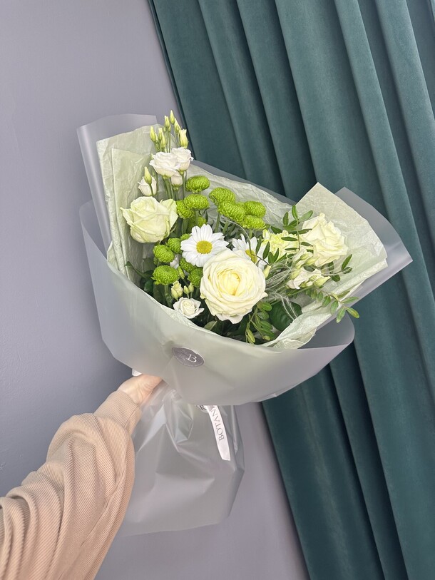 Букет с розами, артикул F1400400 - 4900 рублей, доставка по городу. Flawery - доставка цветов