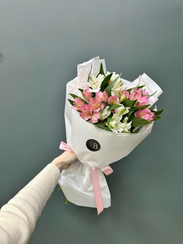 Букет с альстромерией, артикул F1400430 - 4000 рублей, доставка по городу. Flawery - доставка цветов