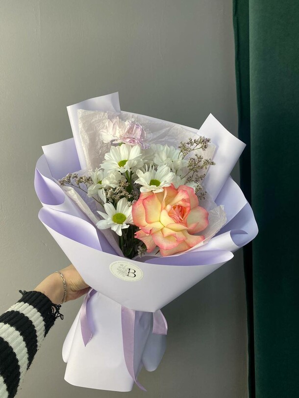 Букет комплимент с ажурной розой, артикул F1400439 - 2100 рублей, доставка по городу. Flawery - доставка цветов