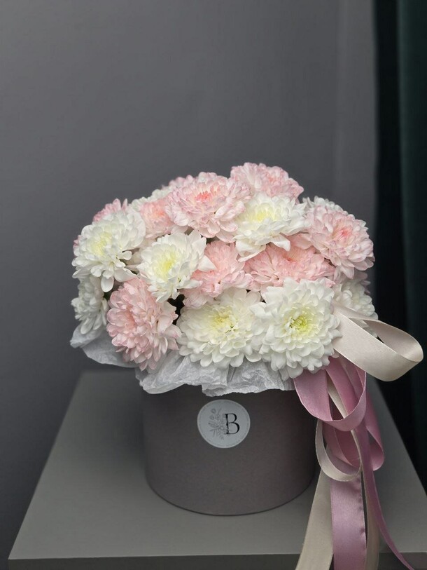 Композиция из кустовых хризантем, артикул F1400451 - 6000 рублей, доставка по городу. Flawery - доставка цветов