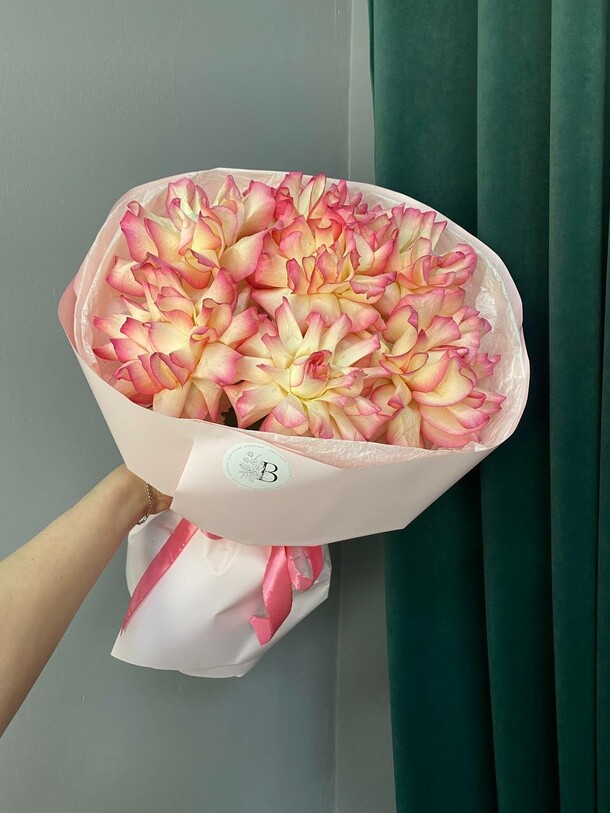 Букет с розовыми ажурными розами, артикул F1400452 - 4500 рублей, доставка по городу. Flawery - доставка цветов