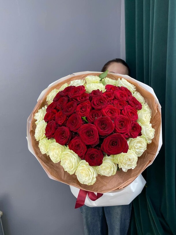 Букет из роз в форме сердца 💕, артикул F1400455 - 35000 рублей, доставка по городу. Flawery - доставка цветов