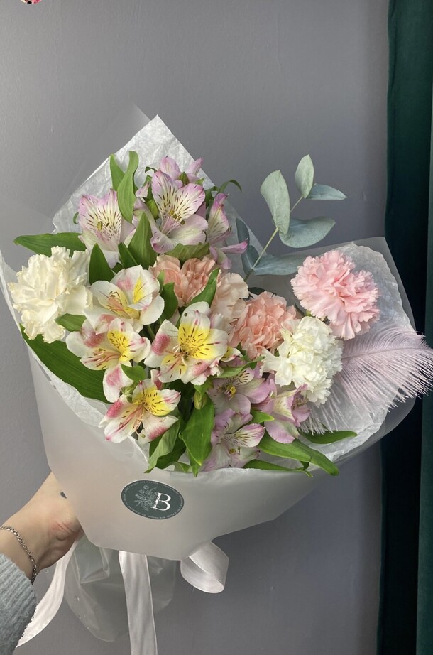 Букет с перышком, артикул F1400479 - 4000 рублей, доставка по городу. Flawery - доставка цветов