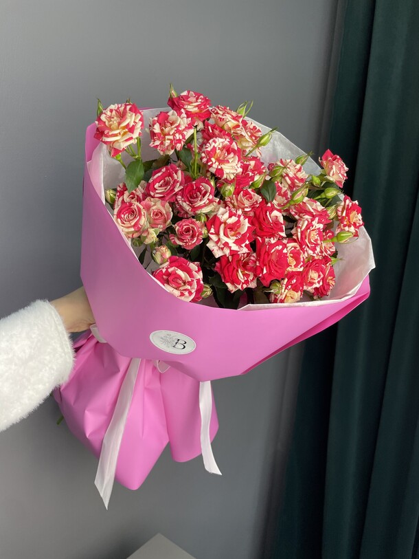 Букет из кустовых роз, артикул F1404325 - 3500 рублей, доставка по городу. Flawery - доставка цветов