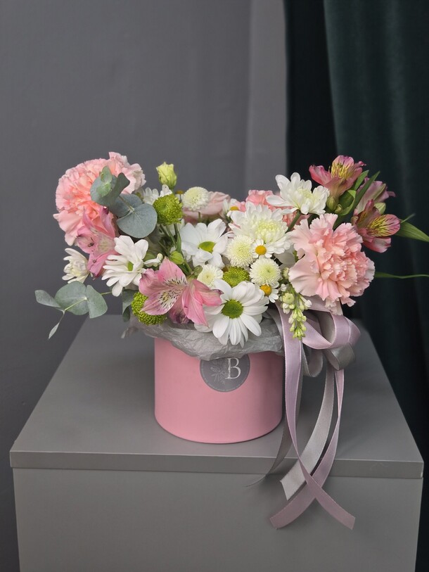 Композиция с диантусами и ромашковидной хризантемой, артикул F1404338 - 5000 рублей, доставка по городу. Flawery - доставка цветов