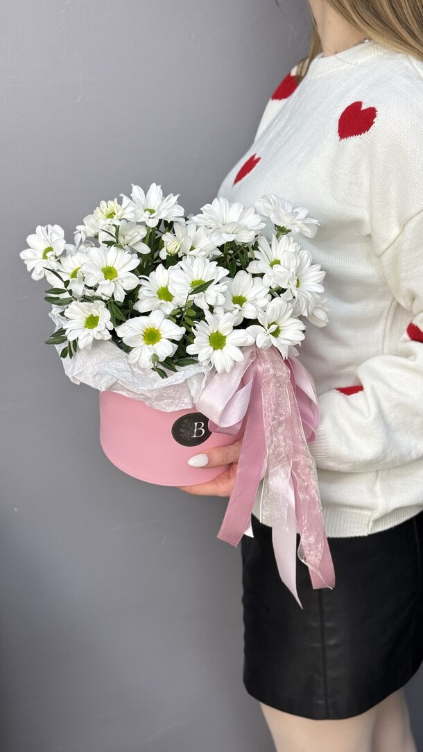 Композиция с ромашковидной хризантемой, артикул F1404361 - 4200 рублей, доставка по городу. Flawery - доставка цветов