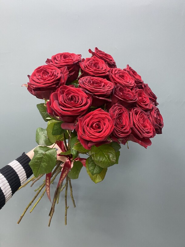 Букет из 15 красных роз, артикул F1404375 - 7000 рублей, доставка по городу. Flawery - доставка цветов