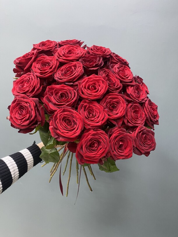 Букет из 25 красных роз, артикул F1404379 - 10000 рублей, доставка по городу. Flawery - доставка цветов