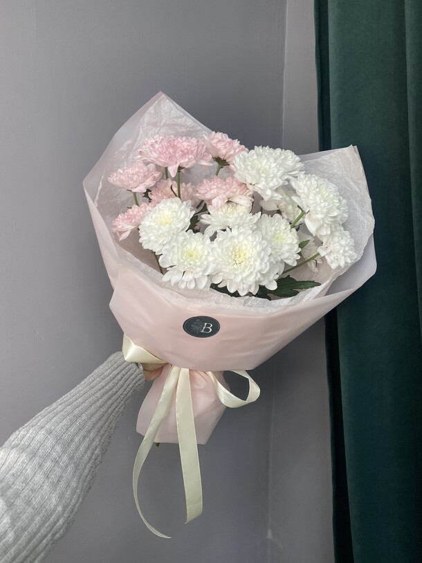 Букет из хризантем, артикул F1404380 - 3000 рублей, доставка по городу. Flawery - доставка цветов