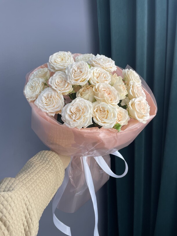 Букет из кустовой розы, артикул F1404392 - 8000 рублей, доставка по городу. Flawery - доставка цветов