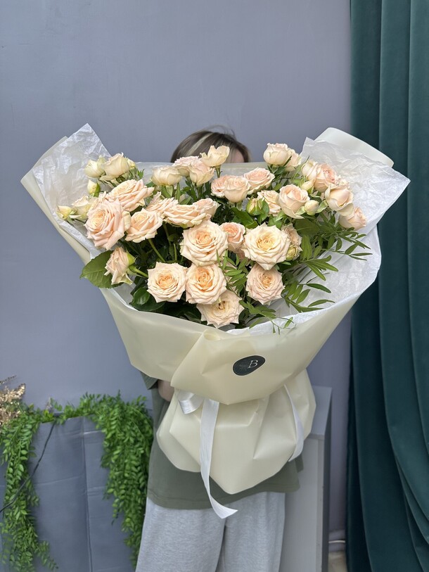 Букет из кустовых роз, артикул F1412447 - 11000 рублей, доставка по городу. Flawery - доставка цветов