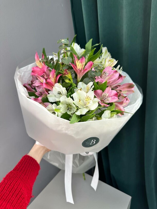 Букет с альстромерией, артикул F1417788 - 3670 рублей, доставка по городу. Flawery - доставка цветов