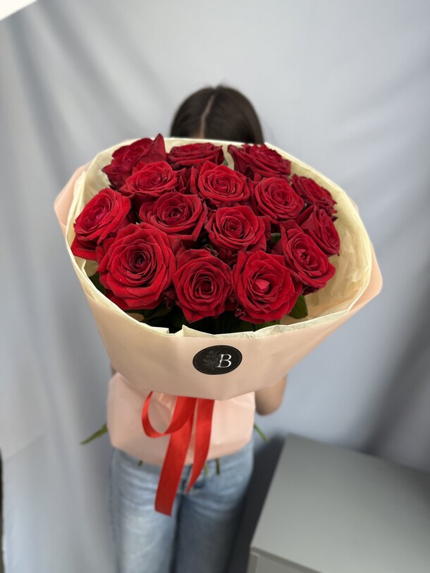 Букет из 15 красных роз, артикул F1432901 - 8000 рублей, доставка по городу. Flawery - доставка цветов