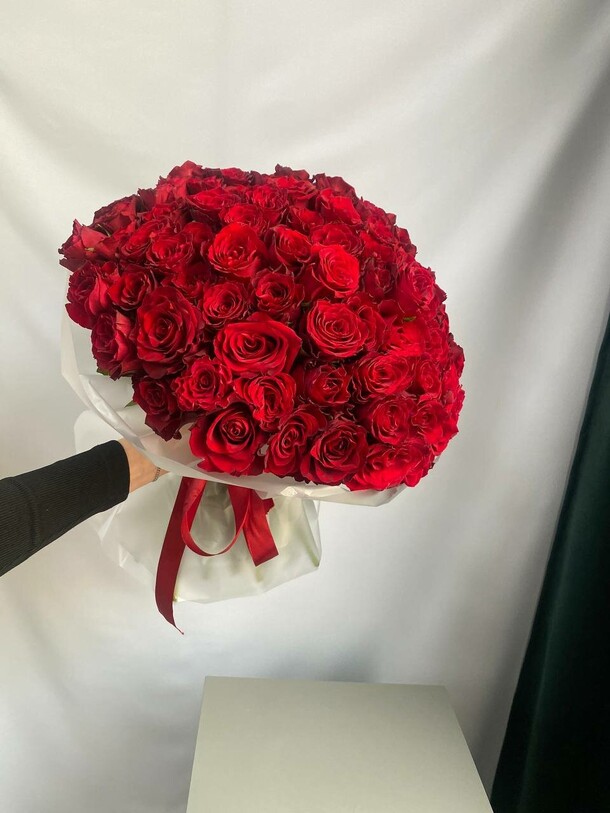 Букет из 25 красных роз, артикул F1441702 - 9000 рублей, доставка по городу. Flawery - доставка цветов