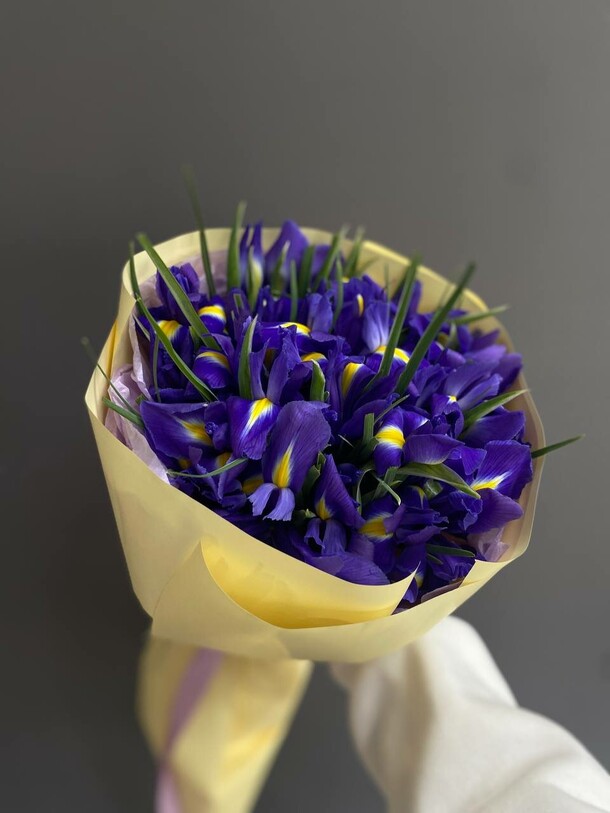 Букет ирисов 25шт, артикул F1400288 - 5300 рублей, доставка по городу. Flawery - доставка цветов