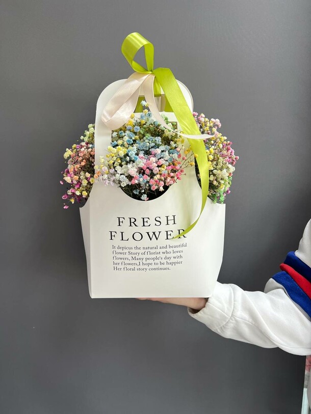 Радужная гипсофила в большой сумочке, артикул F1400295 - 3250 рублей, доставка по городу. Flawery - доставка цветов