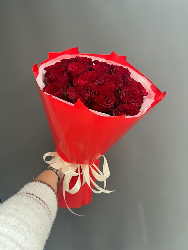 Красные розы 17шт, артикул F1400298 - 5650 рублей, доставка по городу. Flawery - доставка цветов