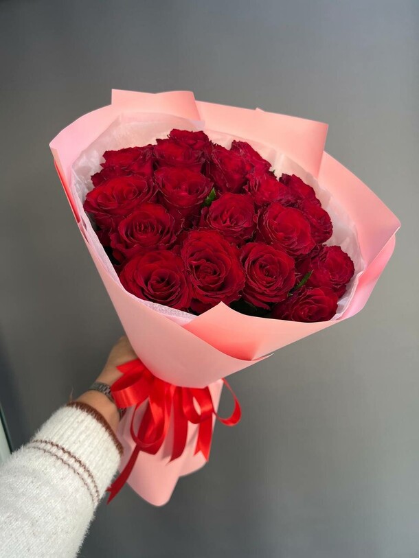 Букет красных роз 19шт, артикул F1400299 - 6250 рублей, доставка по городу. Flawery - доставка цветов
