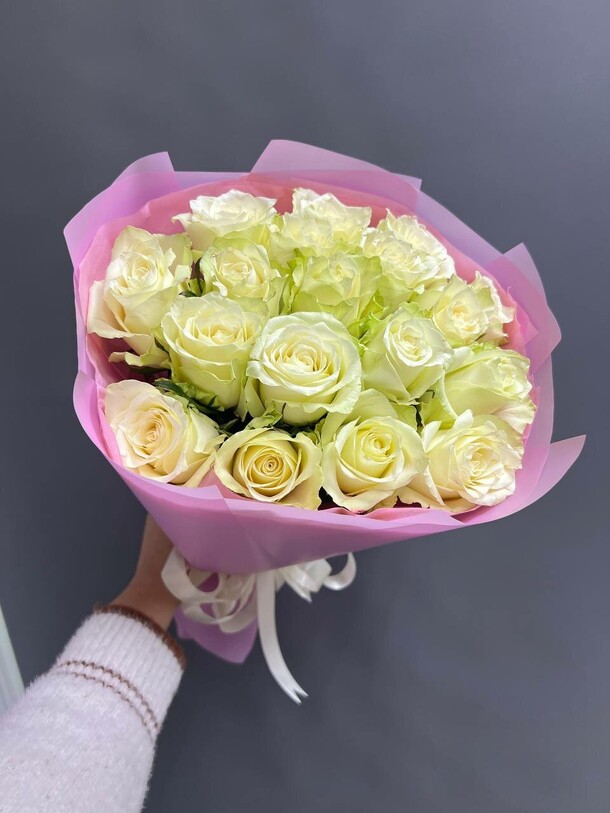 Букет белых роз 19шт, артикул F1400395 - 5250 рублей, доставка по городу. Flawery - доставка цветов