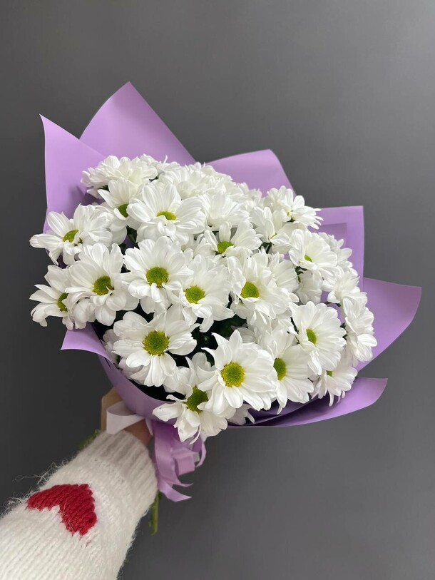 Букет из белой хризантемы ромашки, артикул F1400407 - 3750 рублей, доставка по городу. Flawery - доставка цветов